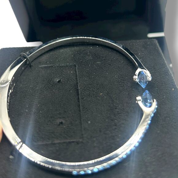 NWT Givenchy Crystal & Pavé Hinged Bangle Bracelet silver & Light Blue NEW - Picture 8 of 12